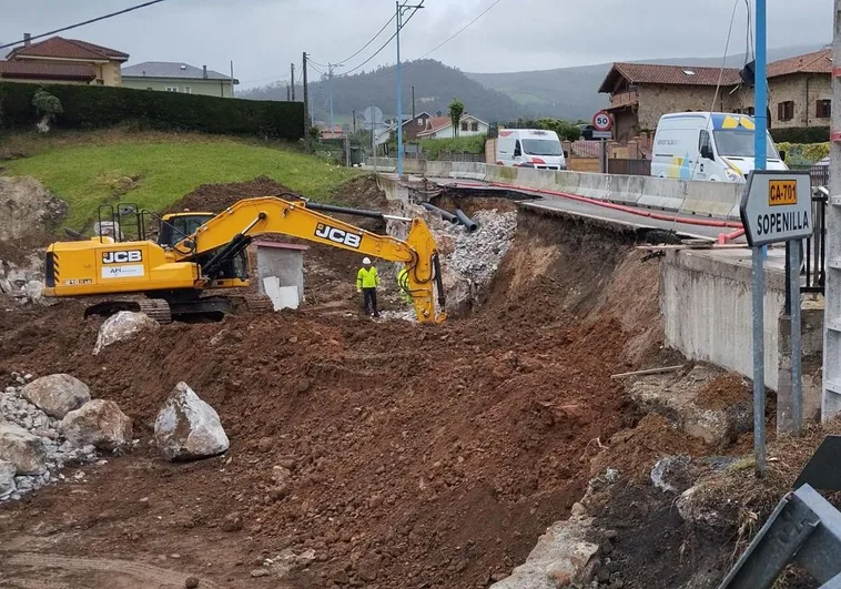 Fomento repara el socavón de la carretera que cruza San Felices
